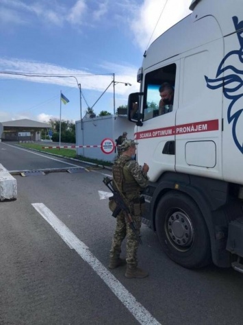 На оккупированную часть Донецкой и Луганской областей через КПВВ "Новотроицкое" доставлены еще около 12 тонн гуманитарного груза, - ФОТО