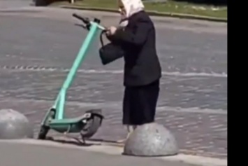 В центре Львова пенсионерка крушила припаркованные электросамокаты