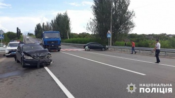 На трассе под Запорожьем столкнулись три легковых автомобиля и грузовик - в полиции рассказали подробности