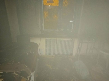 Эвакуировали 15 человек и спасли пенсионера из горящей квартиры: в Харькове спасатели тушили жилую "многоэтажку", - ФОТО