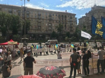 Киевляне снова устроили митинг под КГГА. Что происходит, - ФОТО