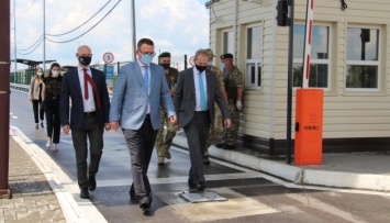 Дипломаты Швейцарии и Британии посетили КПВВ на админгранице с оккупированным Крымом