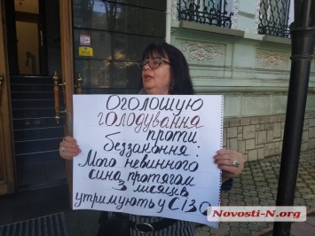 В Николаеве мать подозреваемого объявила голодовку, чтобы встретиться с областным прокурором
