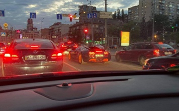 Появились фото эксклюзивного гиперкара Bugatti Veyron в Украине