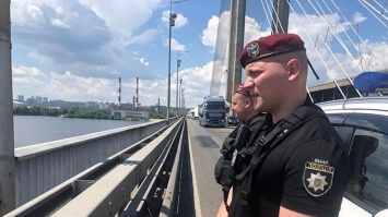 Пытались покончить с собой: на киевском мосту спасли самоубийц