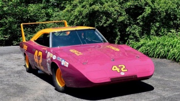 Гоночный Dodge Charger Daytona NASCAR 1969 года выставили на аукцион