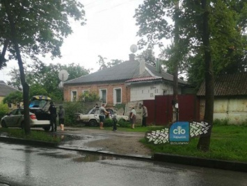 В Харькове - авария, машина протаранила в забор