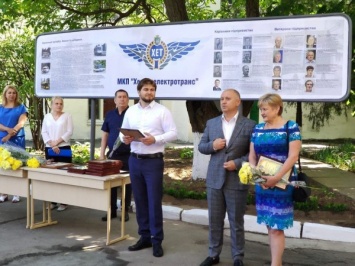 Сотрудники предприятия «Xepcoнэлeктpoтpaнc» были удостоены звания «Ветеран труда»