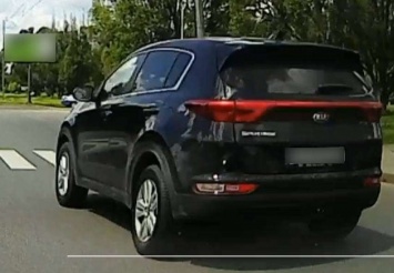 В Харькове поймали водителя, который ехал на красный и чуть не снес пешеходов на зебре