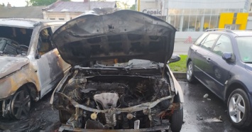 Во дворе харьковской многоэтажки сгорели два автомобиля
