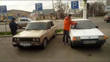 В Мелитополе машины автохамов помечают наклейками (ВИДЕО)