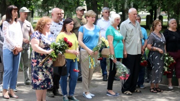 В Никополе открыли мемориальную доску погибшему в ДТП участнику АТО