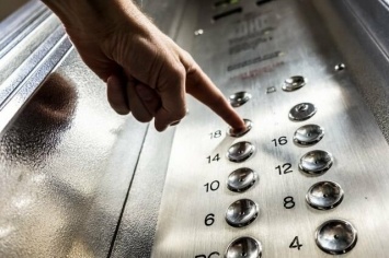 В Мариуполе жильцы многоэтажки боятся пользоваться новым лифтом, - ФОТО, ВИДЕО