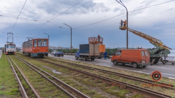 В Днепре на Кайдакском мосту молния ударила в столб и оборвала провод: трамваи стоят