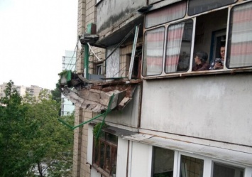 Тонна грунта: на Харьковском обвалился балкон из-за грядок с клубникой