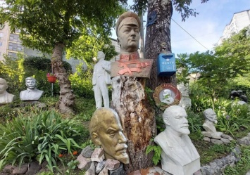 Памятник Ленину и бюстик Жукова: житель Нивок создал музей декоммунизации