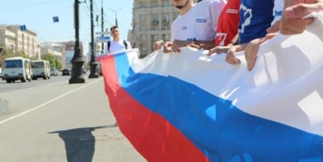 В центре Челябинска "Единая Россия" развернула 300-метровый триколор