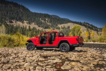 Jeep поделился безобидной фотографией нового внедорожника Jeep Gladiator 4xe