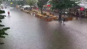 Одессу накрыл мощный ливень: улицы за 15 минут превратились в настоящие реки (видео)