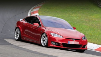 Джей Лено пытается установить рекорд скорости с помощью мощнейшего Tesla Model S Plaid