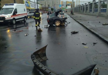 Авто разорвало на части: в сети появилось видео момента ДТП возле Одесского жд