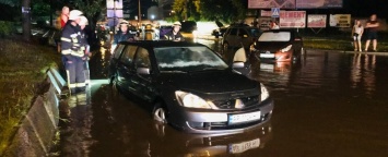 На Запорожье обрушилась непогода: тонули автомобили и заливало дома