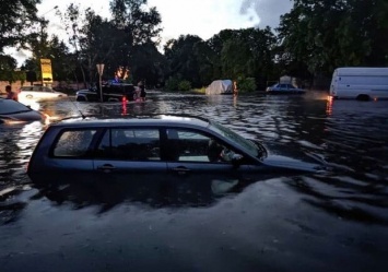 Машины по крышу в воде: в Запорожье из-за сильного ливня затопило дороги (видео)