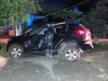 В Запорожской области автомобиль съехал в кювет, врезался в столб и перевернулся - пострадавшего вырезали спасатели