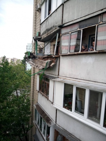 Части балкона, который обрушились в многоэтажке в Киеве, демонтировали (фото)