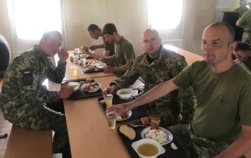 В сети появились фото скудных обедов украинских резервистов