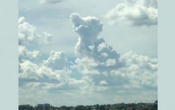 Херсонка заметила необычное очертание облаков в небе