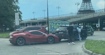 Дорогой суперкар Ferrari в Украине попал в нелепое ДТП | ТопЖыр