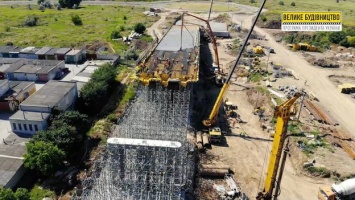 Завершено бетонирование первой 100-метровой захватки плиты на мостопереходе ХБК-Таврический в Херсоне