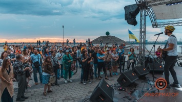 В Днепре на Фестивальном причале выступил фронтмен «СКАЙ» Олег Собчук: ищите себя на фото