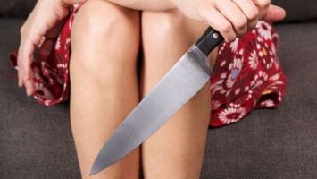 В Каменском 17-летняя беременная девушка порезала руку из-за ссоры с парнем