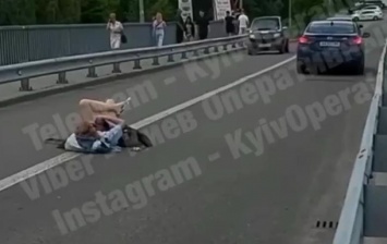 Посреди дороги в Киеве улеглась девушка