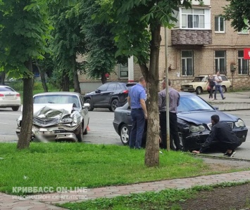В Кривом Роге два авто столкнулись из-за неожиданного маневра
