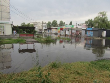 Улица Веселых моряков в Павлограде справиться с потоками дождевой воды не может