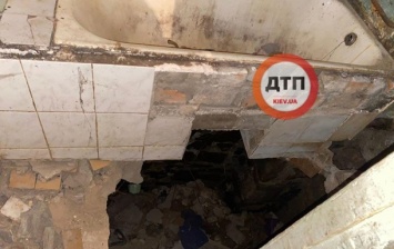 В Киеве пьяный провалился в дыру в ванной