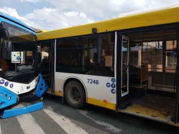 В самом центре Мариуполя столкнулись автобус и троллейбус, - ФОТОФАКТ
