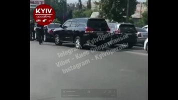 Кортеж Суркиса, ехавший по встречной полосе в Киеве, остановлен полицией (Видео)