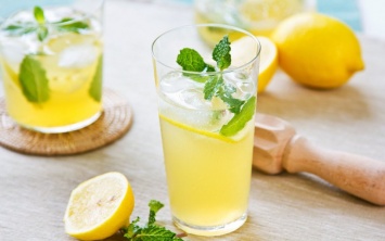 Отлично утоляет жажду: освежающий лимонад с мятой (рецепт)