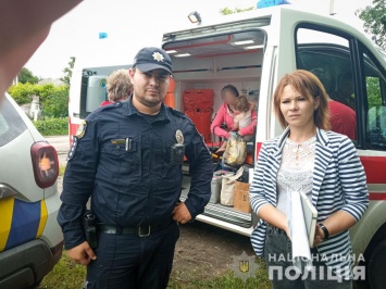 На Николаевщине 2-летняя девочка опрокинула на себя кружку с кипятком. Скорую ей вызвал полицейский (ФОТО)