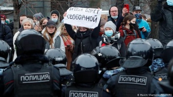 Полиция РФ потребовала почти 284 тыс. руб. с "организаторов" акции в поддержку Навального за автозаки и работу сотрудников