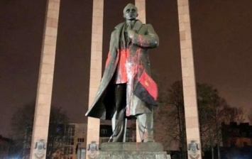 Во Львове вынесли приговор вандалу за осквернение памятника Бандере