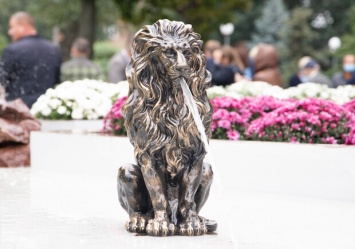 Совести нет: в Мюнхенском сквере с обновленного фонтана украли скульптуры львов