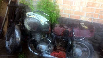 В Криворожском районе в гараже горел мотоцикл