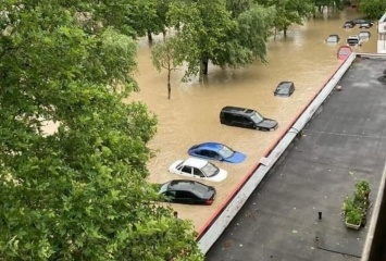 Машины плавают в воде. В аннексированном Крыму затопило Керчь. Фото
