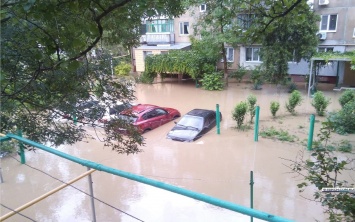 В Керчи из-за подтоплений рекомендуют воздержатся от движения на 5 главных улицах города