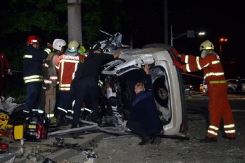 В Днепре на Набережной Победы спасатели вырезали водителя и пассажира из разбитой машины: фото